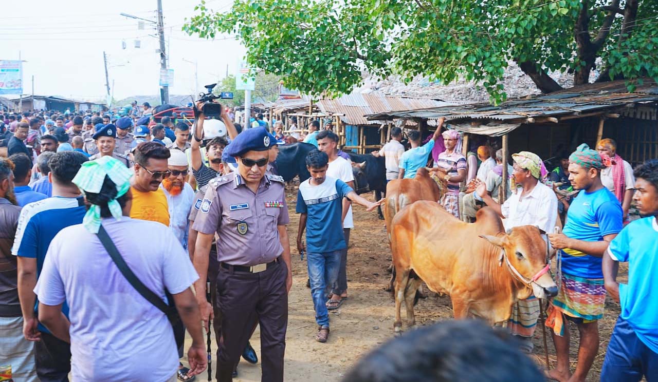 ঈদ-উল আযহা উপলক্ষ্যে আরএমপি কমিশনারের সিটি হাট ও নগরীর বিভিন্ন এলাকায় নিরাপত্তা পরিদর্শন
