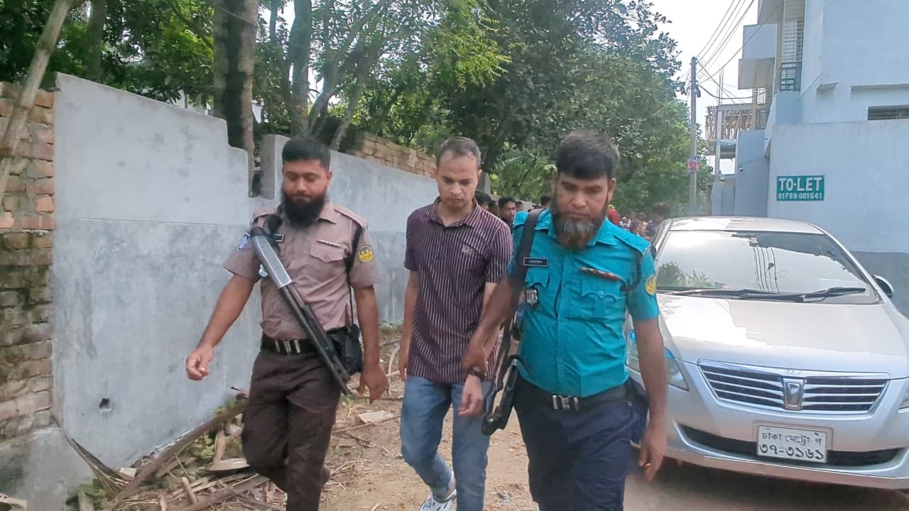 রাজশাহীর ফ্ল্যাটে নারীসহ আটক নওগাঁর পুলিশ পরিদর্শক মাহবুব আলমকে অবশেষে ছেড়ে দিল আরএমপি!