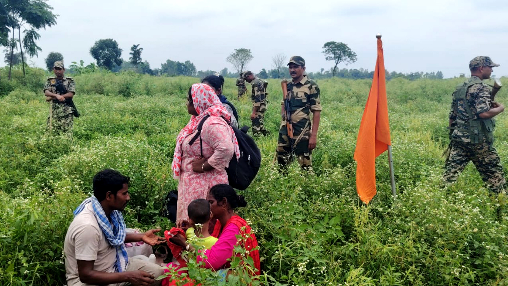 পুশ ইনের চেষ্টা : বিজিবির প্রতিরোধে লালমনি সীমান্তের শূন্যরেখা থেকে ৩৩ জনকে ফিরিয়ে নিল বিএসএফ