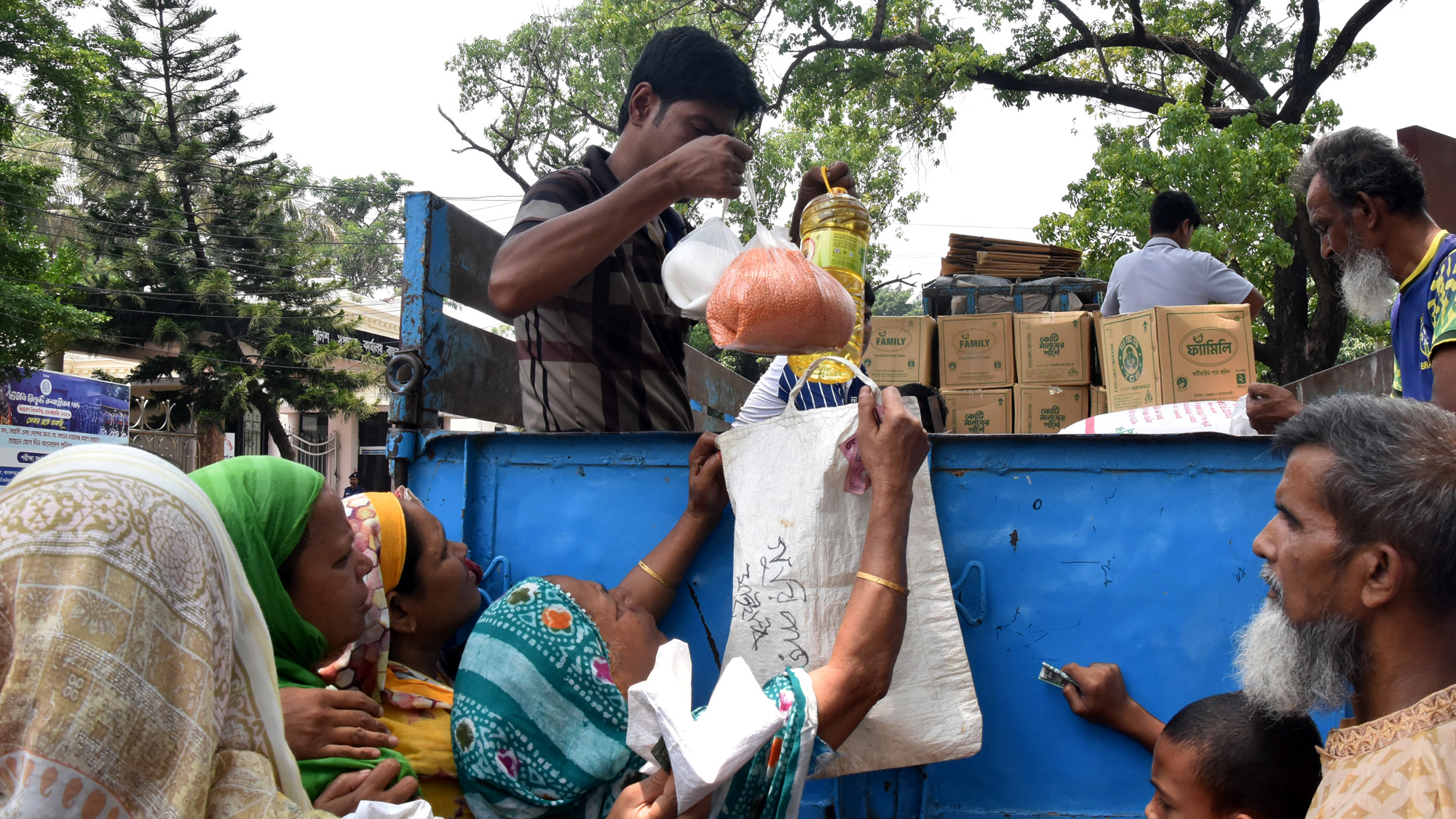 সেদ্ধ হচ্ছে না টিসিবির ডাল!