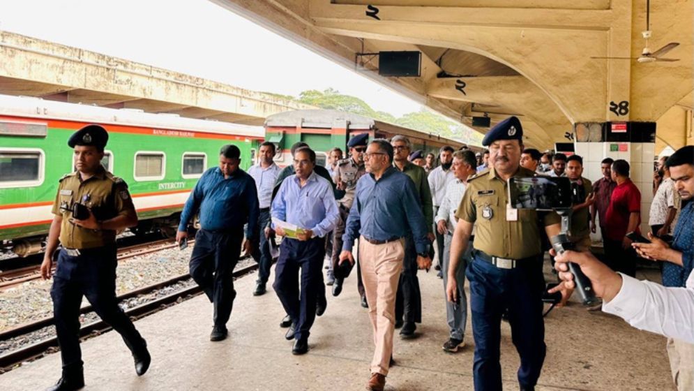 ঈদে নিরাপদ ট্রেনযাত্রা নিশ্চিত ও ছাদে ভ্রমণ ঠেকানোর নির্দেশ সচিবের