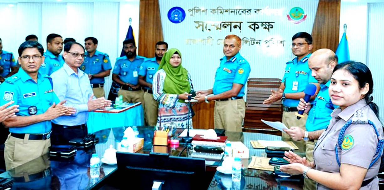 সাইবার ক্রাইম ইউনিটের উদ্ধার হারানো ১২৫টি মোবাইল ফোন প্রকৃত মালিকের হাতে তুলে দিল আরএমপি