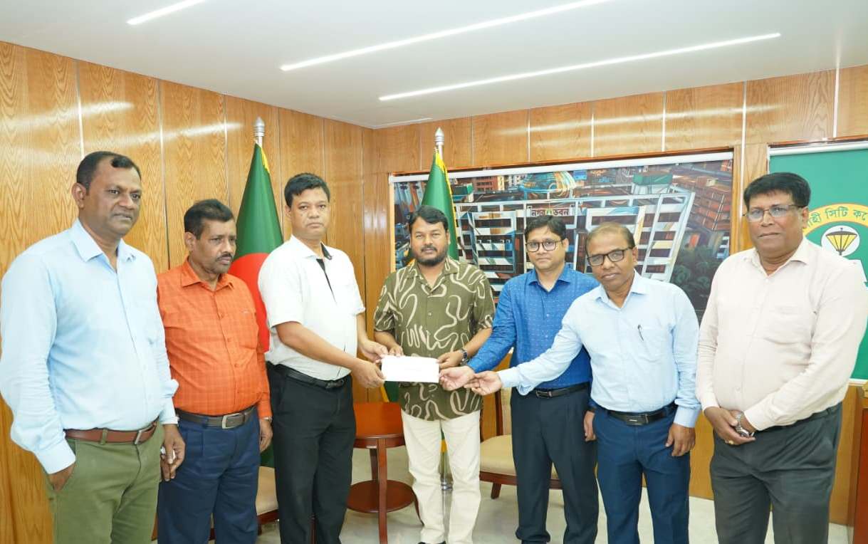 রাসিকের পরিচ্ছন্নকর্মীদের জন্য প্রধানমন্ত্রীর ঈদ উপহারের চেক হিসাব বিভাগে হস্তান্তর