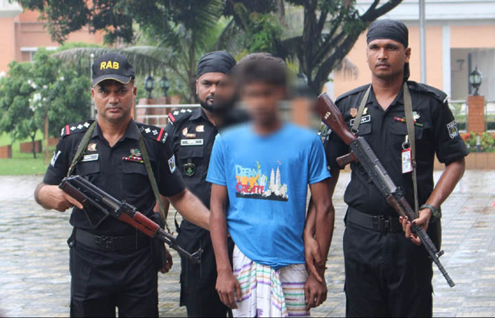 চারঘাটের হঠাৎপাড়ায় চাঞ্চল্যকর শিশু ধর্ষণ মামলার আসামি ৬ ঘন্টায় র‌্যাবের হাতে গ্রেপ্তার