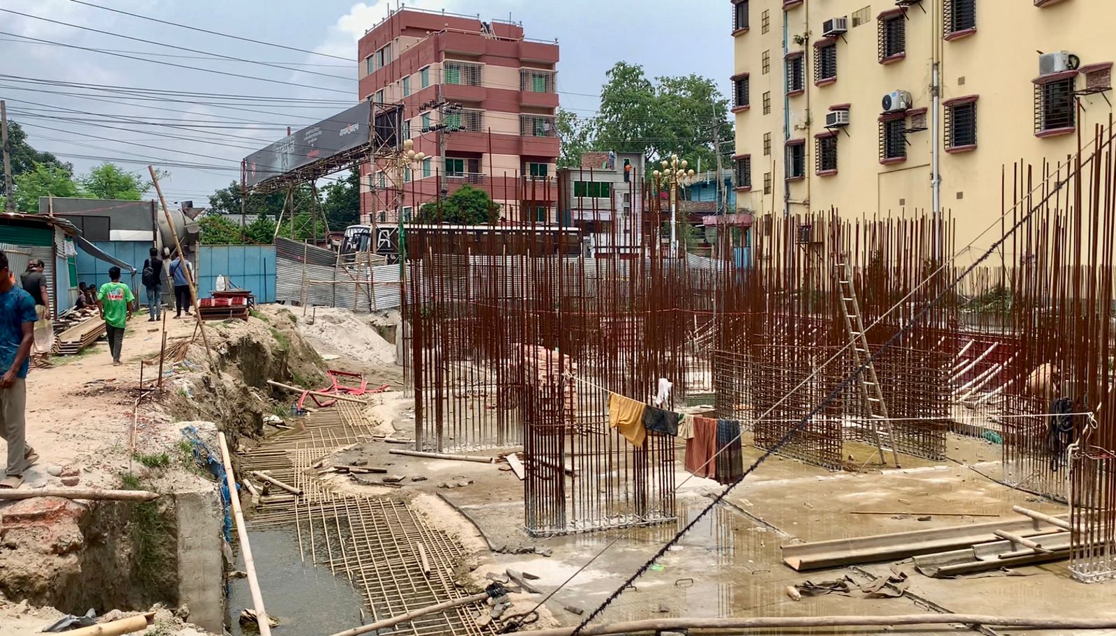 রাজশাহীতে চাঁদা না পেয়ে সাইটে হামলা, বহুতল ভবন নির্মাণ কাজ বন্ধ: উদ্যোক্তাকে অপহরণের চেষ্টা