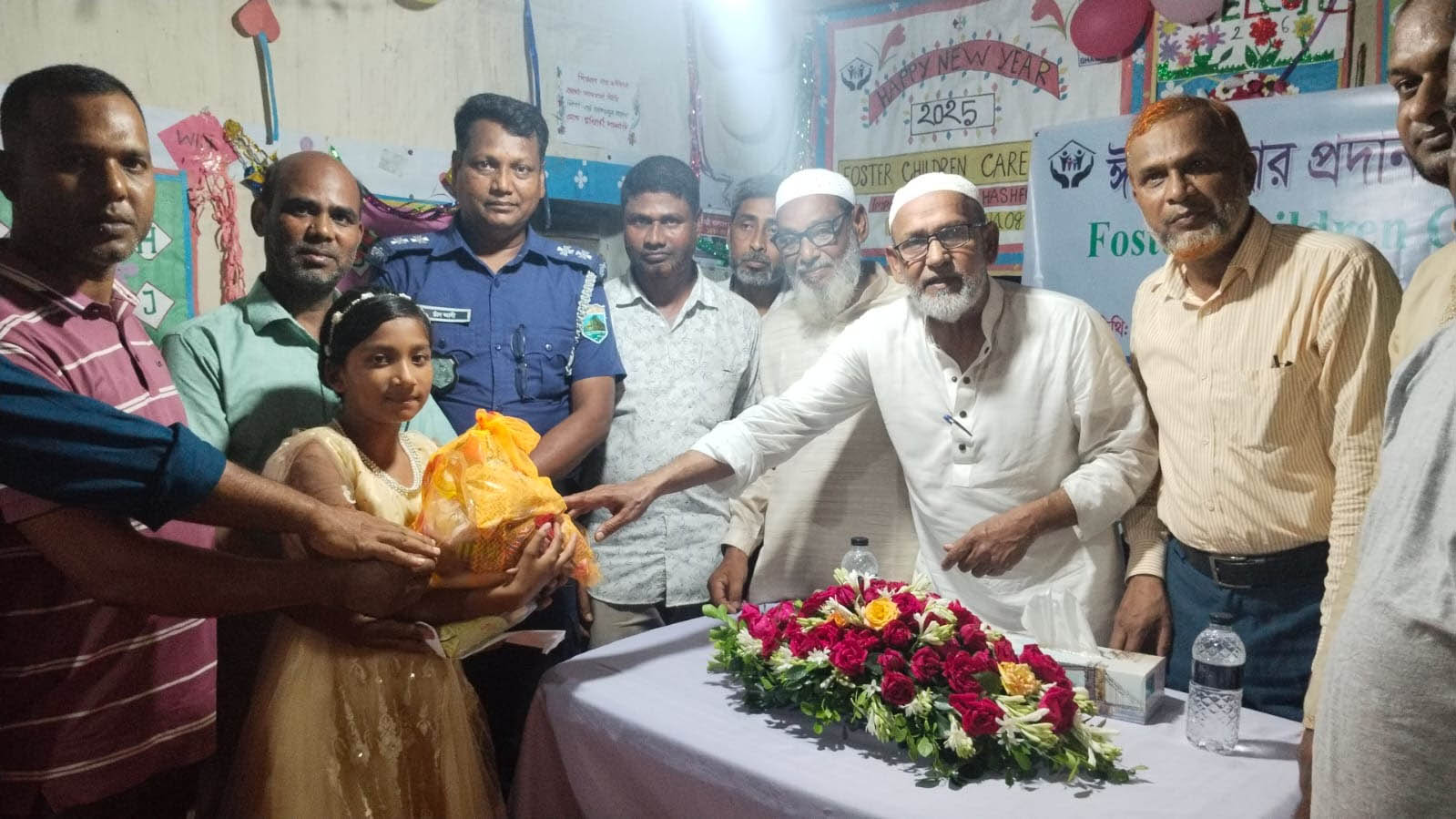 নিয়ামতপুরে এতিম শিশুদের মাঝে ঘাসফুলের ঈদ সামগ্রী ও অর্থ বিতরণ